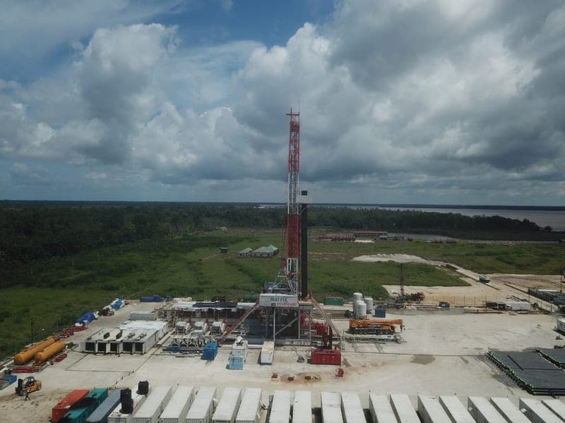Rig crown, crane and container storage at the Atamba location