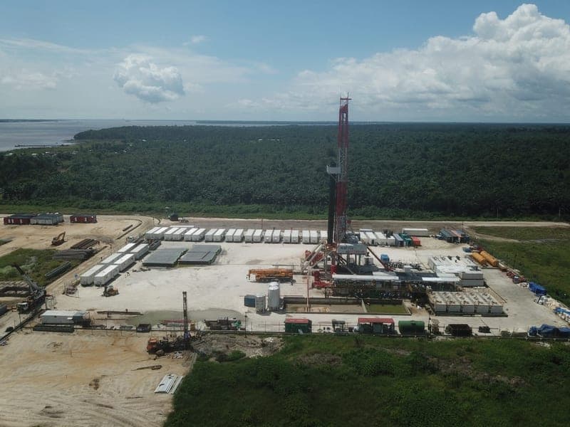 The Oyebisi A-001 rig on the Atamba location, with barges on the estuary